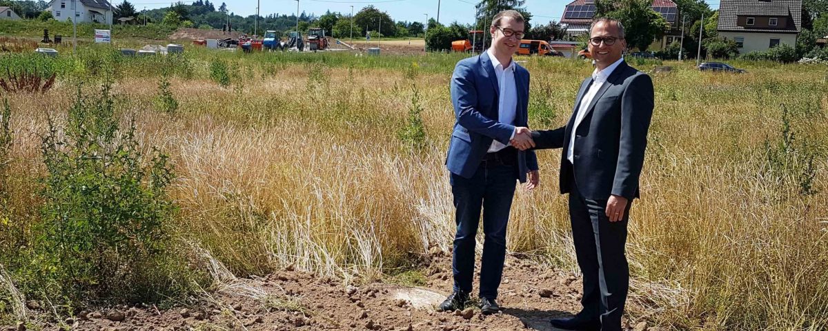 Bauprojekt Berglen-Rettersburg Grundstücksübergabe Bürgermeister Friedrich und Geschäftsführer Krahn